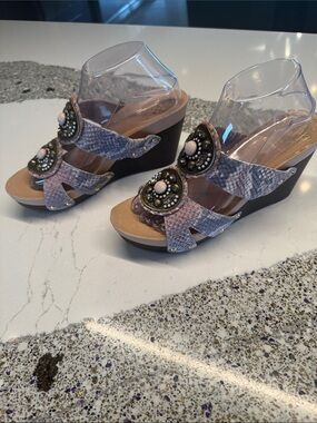 Vince Camuto Pink Snake-Print Wedge Sandals with Medallion Accents Sz 9